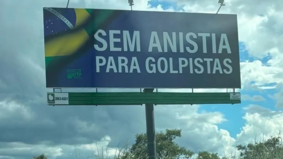Outdoor contra anistia é instalado próximo à casa de Bolsonaro em Brasília