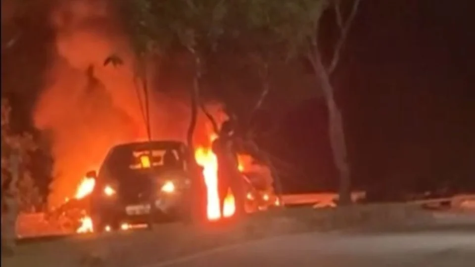 Carro colide com poste e pega fogo na avenida do Turismo em Manaus; veja vídeo