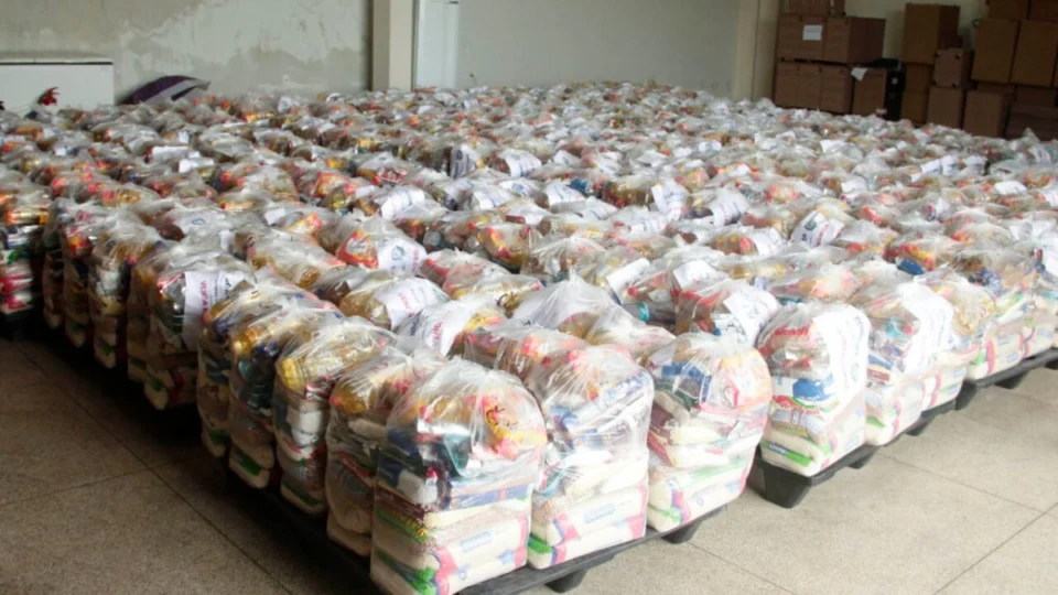 Cestas básicas são entregues às vítimas da cheia do Rio Madeira; veja como solicitar