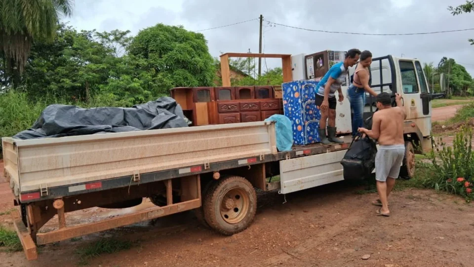 Cheia do Rio Madeira prejudica agricultura e trabalhadores recebem assistência emergencial em Portal Velho