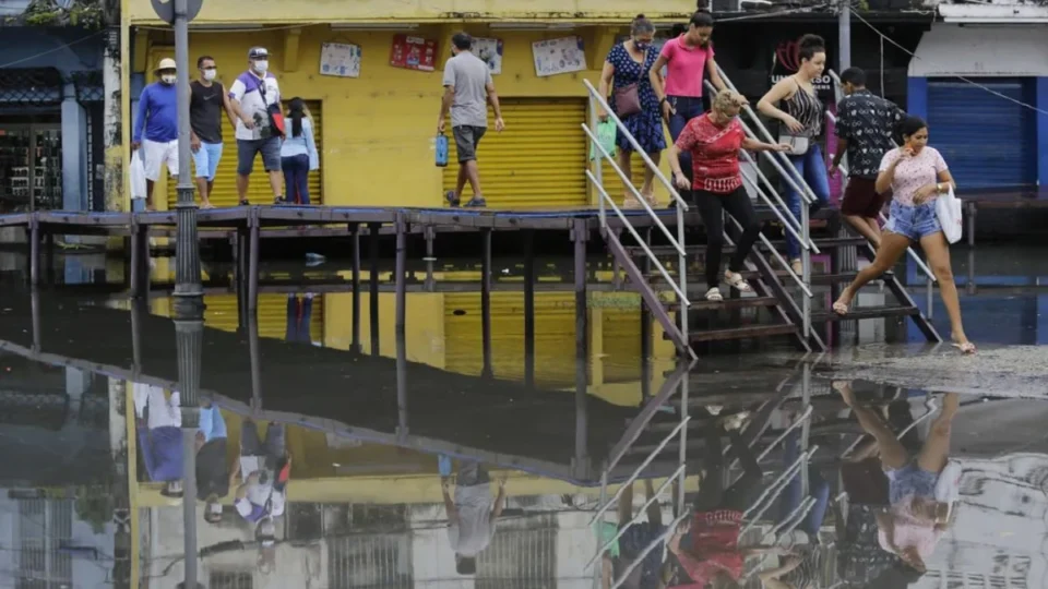 Cheia do rio Negro: veja bairros de Manaus que podem ser afetados nos próximos dias