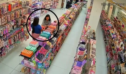 VÍDEO: dupla disfarçada de clientes é flagrada furtando loja de maquiagem em Manaus
