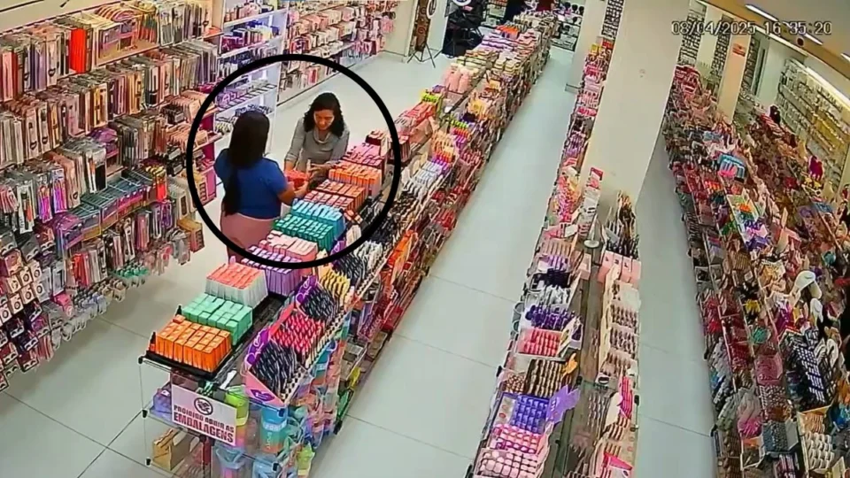 VÍDEO: dupla disfarçada de clientes é flagrada furtando loja de maquiagem em Manaus