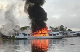 Vídeo: embarcação pega fogo e fica completamente destruída no Amazonas