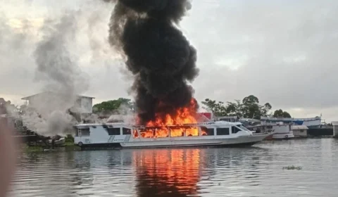 Vídeo: embarcação pega fogo e fica completamente destruída no Amazonas
