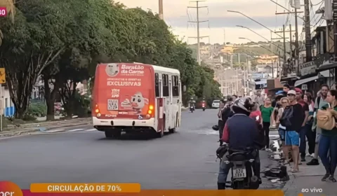 Greve de ônibus: paradas ficam lotadas nesta terça-feira (15) após redução de frota em Manaus