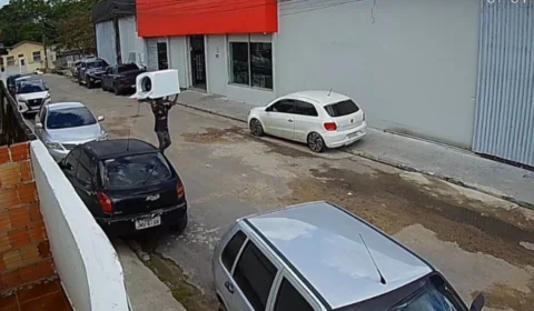 VÍDEO: homem furta máquina de lavar e a carrega na cabeça na zona Norte de Manaus