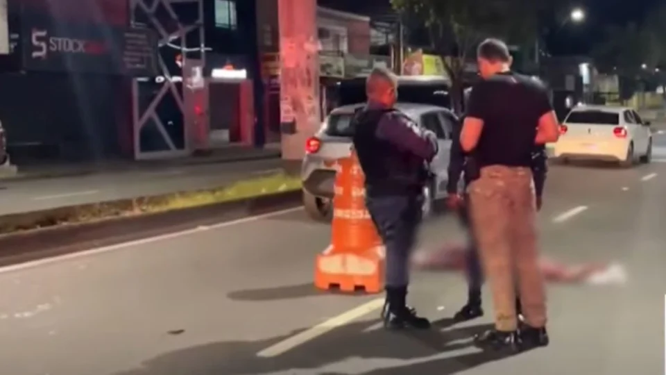 Idoso morre atropelado ao tentar atravessar avenida na zona Leste de Manaus; veja vídeo