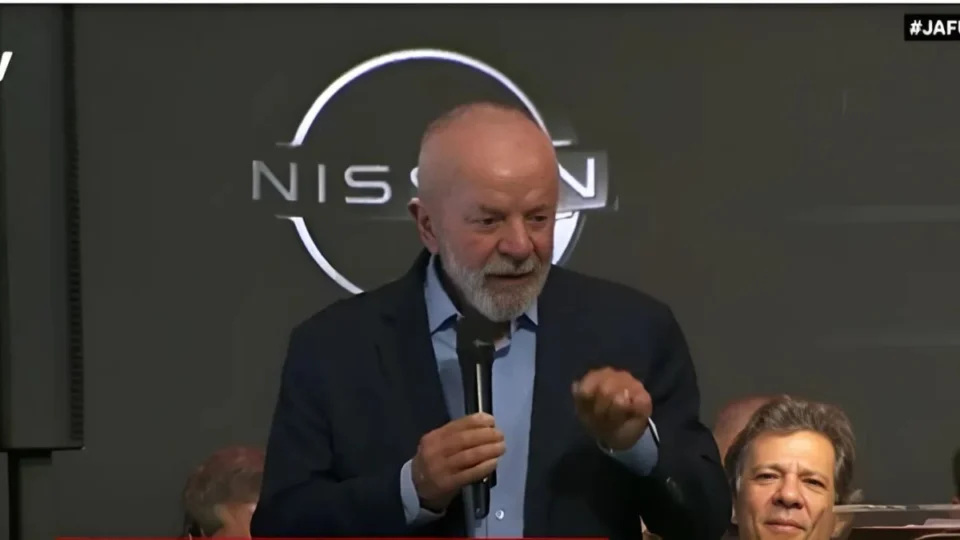 Lula afirma que o Brasil ‘não pode viver eternamente do Bolsa Família’ durante visita à fábrica da Nissan