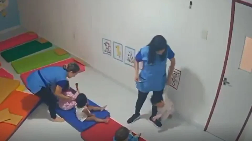 Cena de maus-tratos a bebê de 11 meses em creche de Manaus viraliza e gera revolta; veja vídeo