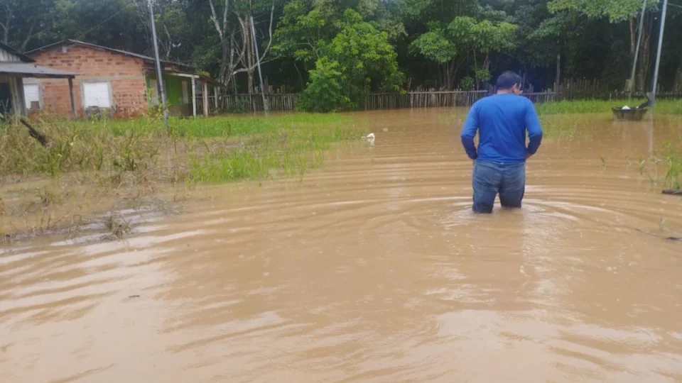 Cheia do rio Madeira: moradores relatam preocupação e perigo em ruas alagadas em Porto Velho; veja vídeo