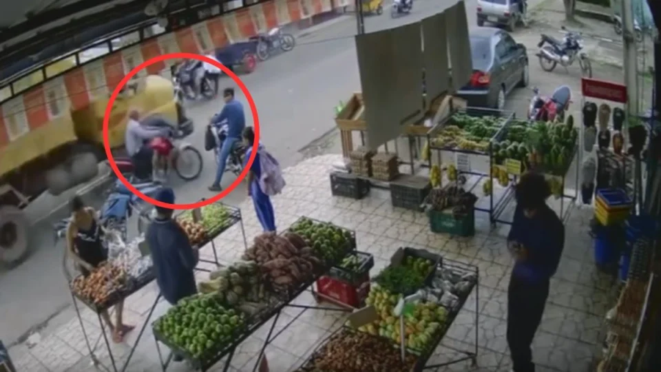 VÍDEO: motociclista morre ao tentar ultrapassar caçamba e ser atropelado em Itacoatiara