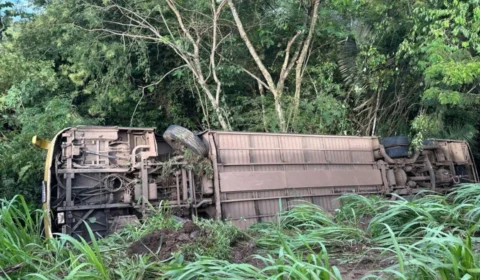 VÍDEO: Ônibus interestadual de Cuiabá a Porto Velho tomba após tentativa de desvio em acidente