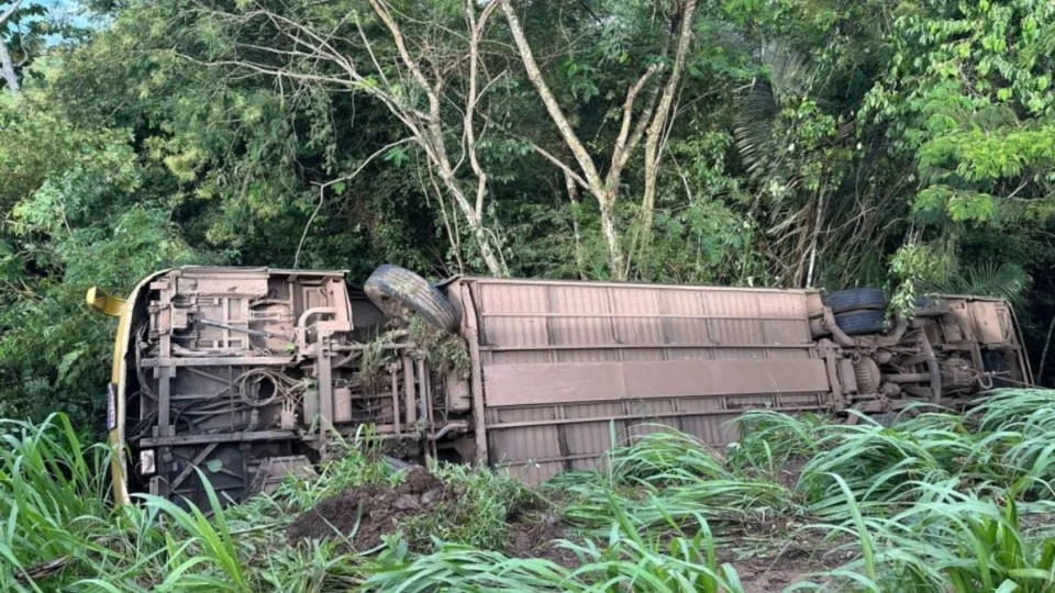 VÍDEO: Ônibus interestadual de Cuiabá a Porto Velho tomba após tentativa de desvio em acidente