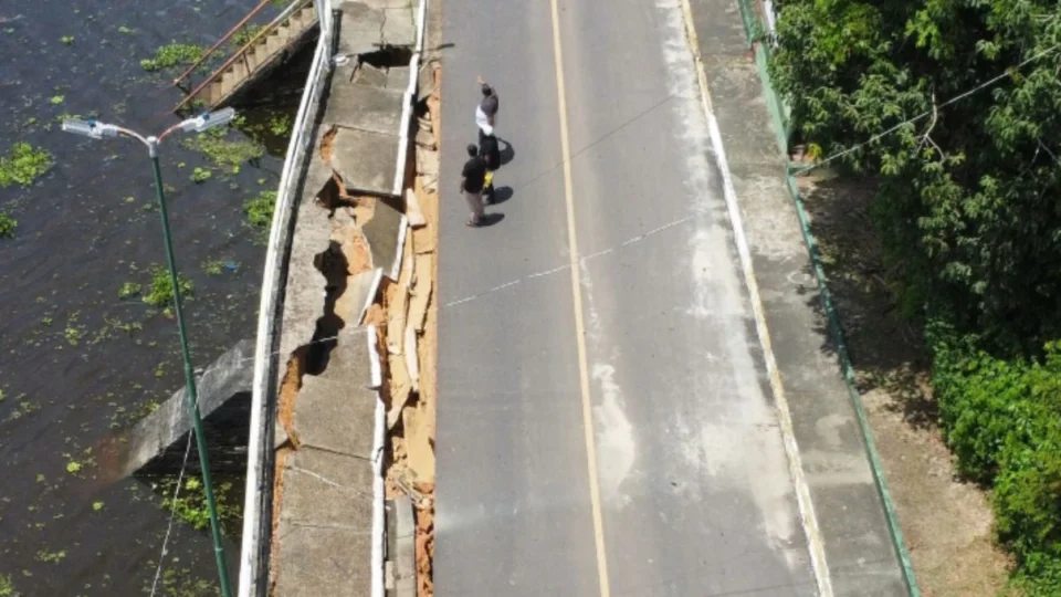 Orla de Silves é interditada após deslizamento de terra causado por fortes chuvas; veja imagens