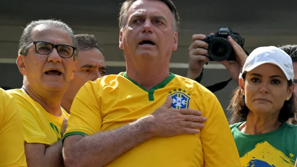 Bolsonaro passa mal e é transferido de helicóptero para hospital em Natal