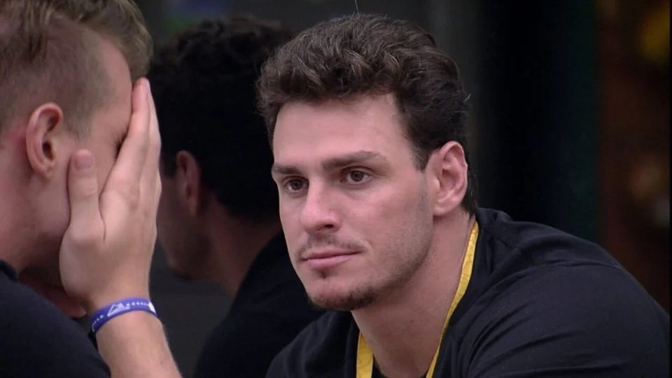Ex-BBB Gustavo Cowboy dormia com amigo por interesse, expõe ex-namorada; veja prints
