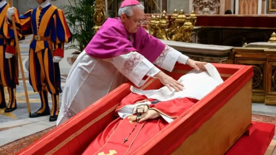 Velório do Papa Francisco: Vaticano divulga fotos do sepultamento; veja