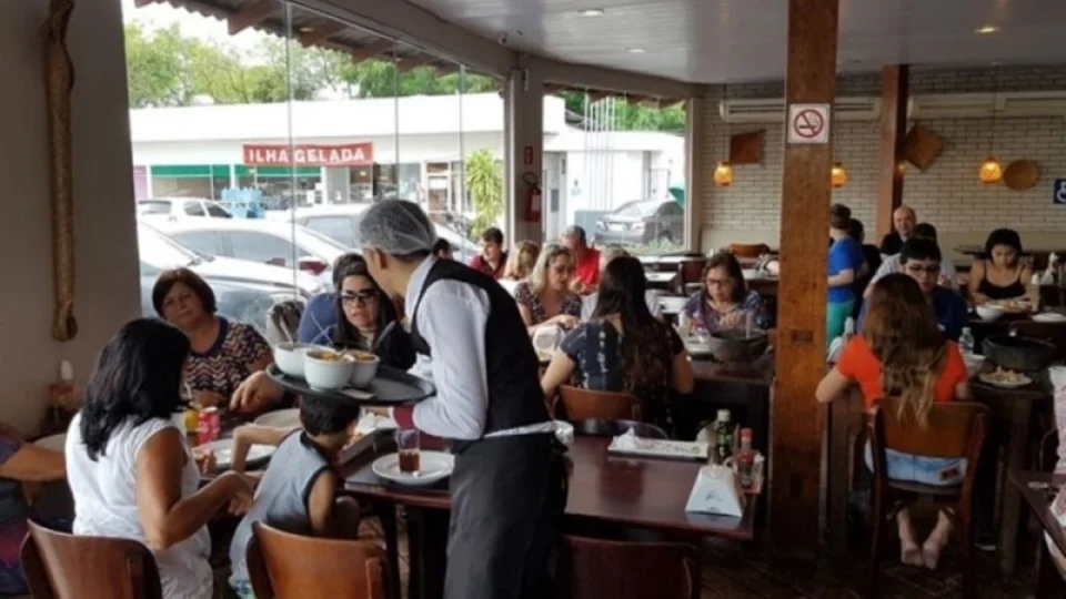 ‘Feriadão’ de abril deve impulsionar vendas em bares e restaurantes no Amazonas, diz pesquisa