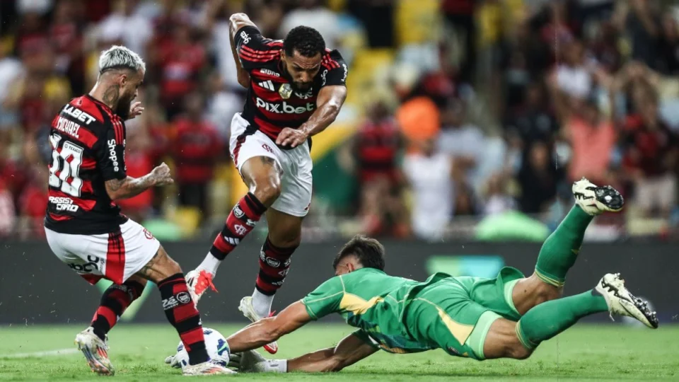 De olho na liderança do Brasileirão, o Flamengo recebe o Corinthians neste domingo (27)