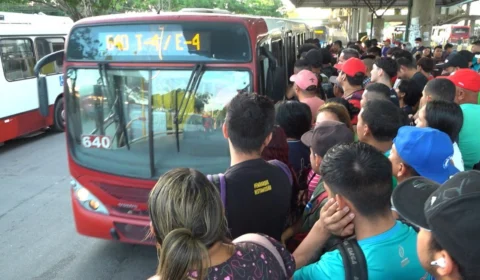 Estudantes e populares realizam manifestação contra aumento da tarifa de ônibus em Manaus