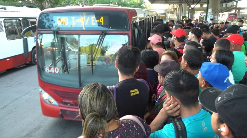 Estudantes e populares realizam manifestação contra aumento da tarifa de ônibus em Manaus