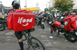 iFood faz aumento discreto em taxa para motoboys, abaixo do pedido por eles