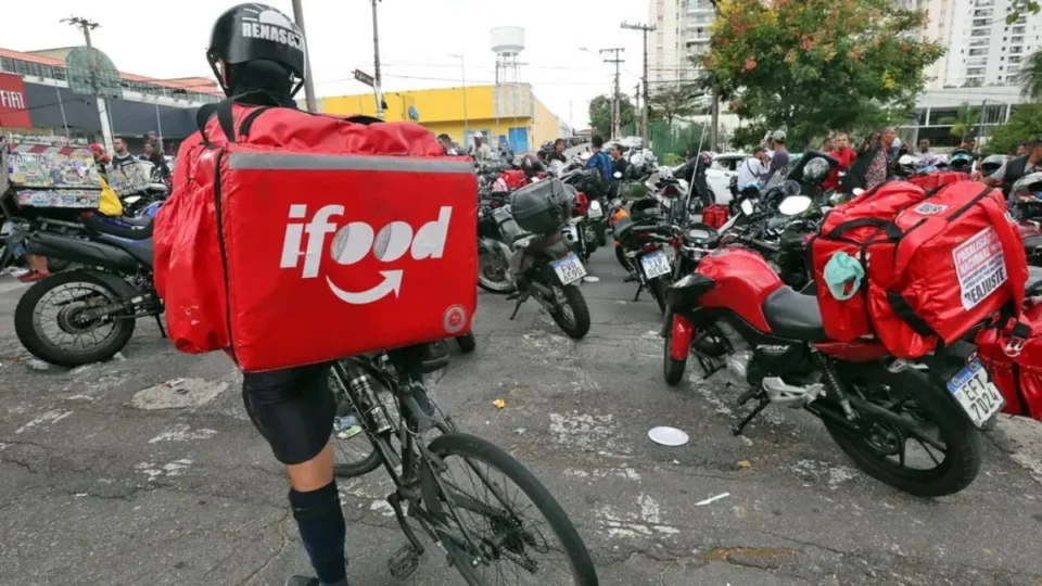 iFood faz aumento discreto em taxa para motoboys, abaixo do pedido por eles