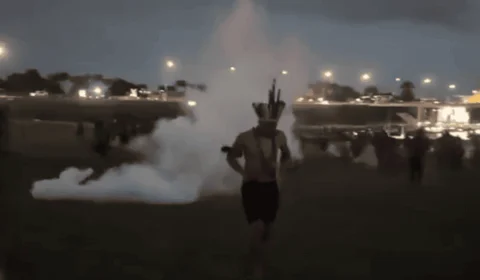 Polícia usa gás contra indígenas durante marcha em frente ao Congresso Nacional; veja vídeos