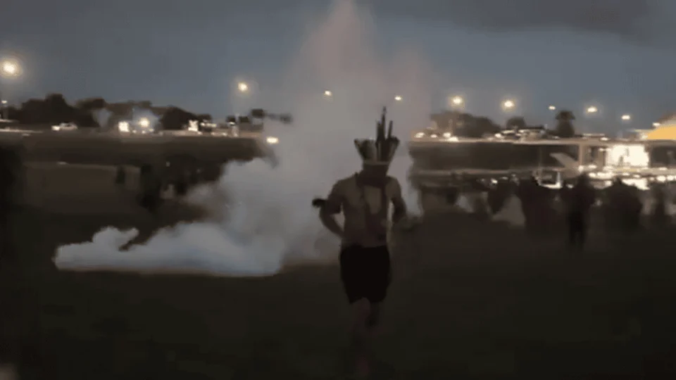 Polícia usa gás contra indígenas durante marcha em frente ao Congresso Nacional; veja vídeos