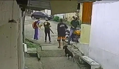 VÍDEO: motoqueiro armado assalta mulher, idoso e estudante em Manaus