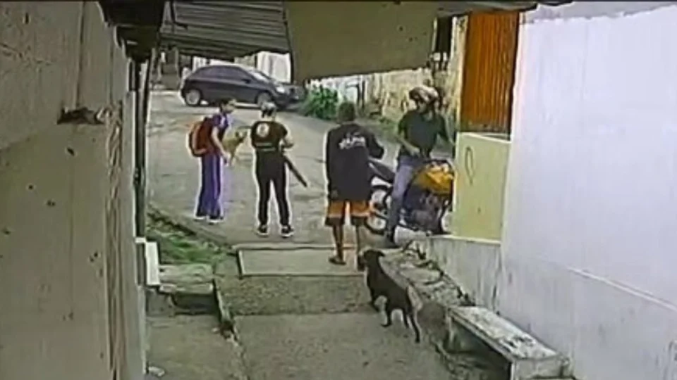 VÍDEO: motoqueiro armado assalta mulher, idoso e estudante em Manaus