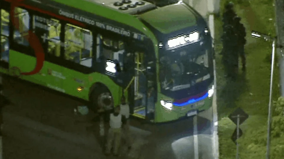Homem mantém motorista de ônibus refém com faca em Itaquera, zona leste de SP