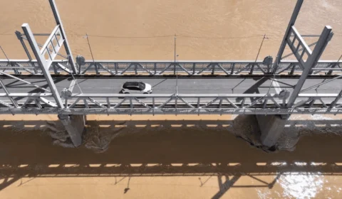 Homem salta de ponte em Rio Branco para escapar de agressores e desaparece no Rio Acre