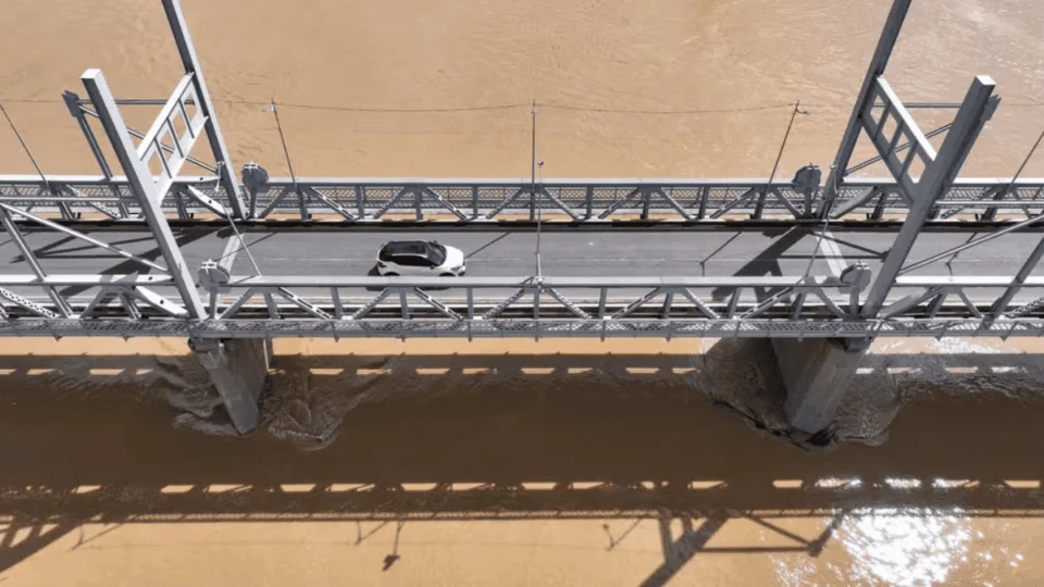 Homem salta de ponte em Rio Branco para escapar de agressores e desaparece no Rio Acre