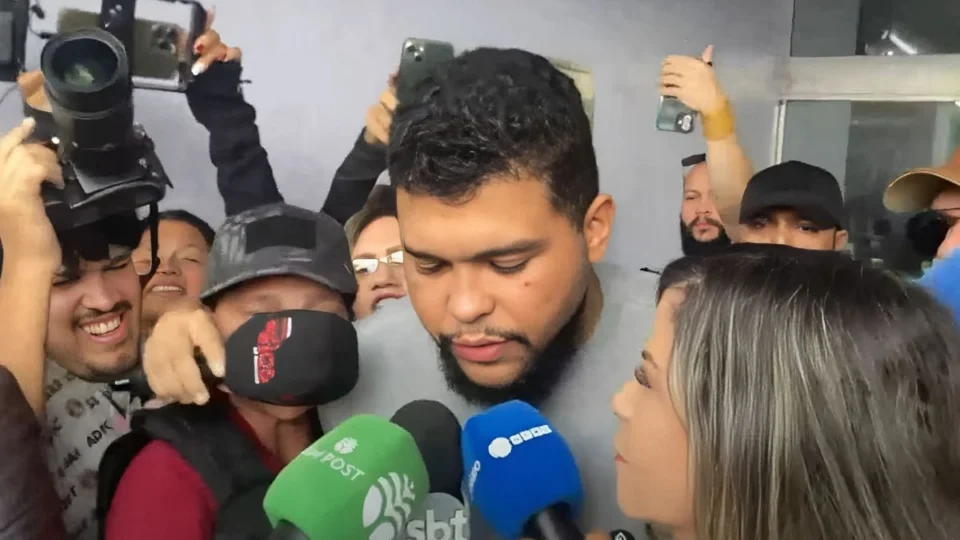 Justiça mantém prisão de cantor suspeito de agredir namorada em Manaus; ele segue para a penitenciária