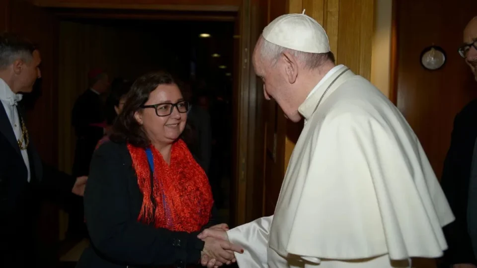 Professora da UFRR relembra encontro emocionante com o Papa Francisco durante evento em Roma