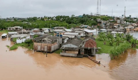 Nível do Rio Juruá se aproxima da cota de transbordo e acende alerta em ribeirinhos no Acre