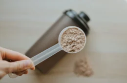 Creatina ou Whey Protein: qual suplemento escolher e para que serve cada um? Entenda