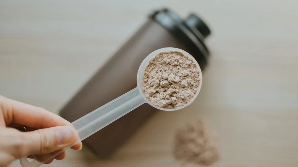 Creatina ou Whey Protein: qual suplemento escolher e para que serve cada um? Entenda