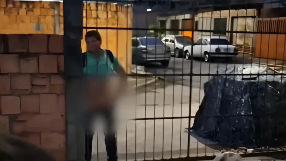 VÍDEO: Homem é flagrado tocando nas partes íntimas em frente de crianças em Manaus
