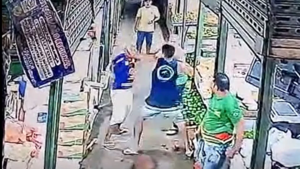 VÍDEO: Idoso é espancado por homem na Feira da Manaus Moderna
