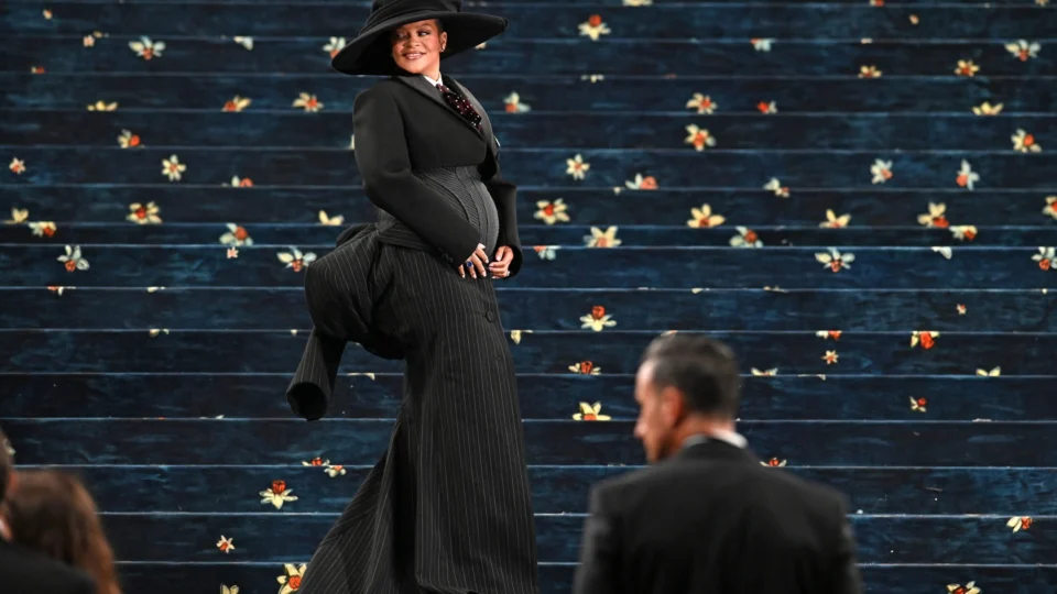 Rihanna revela terceira gravidez durante o Met Gala 2025