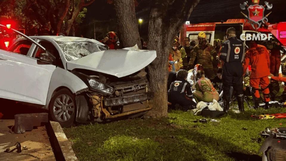 VÍDEO: carro bate em árvore e deixa morto e feridos graves em Brasília