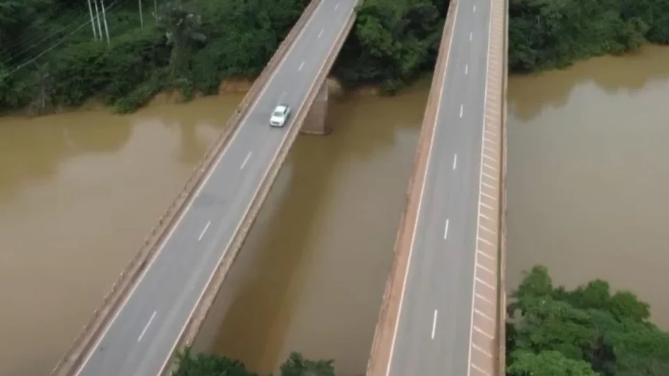 Moradores interditam ponte sobre o Rio Candeias durante protesto em Rondônia; entenda