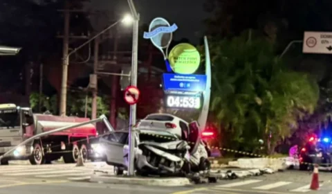 Como foi o acidente que deixou dois carros empilhados em São Paulo nesta sexta-feira (2)