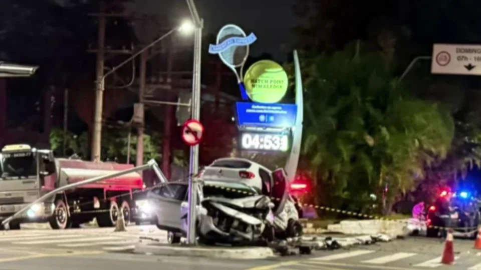 Como foi o acidente que deixou dois carros empilhados em São Paulo nesta sexta-feira (2)
