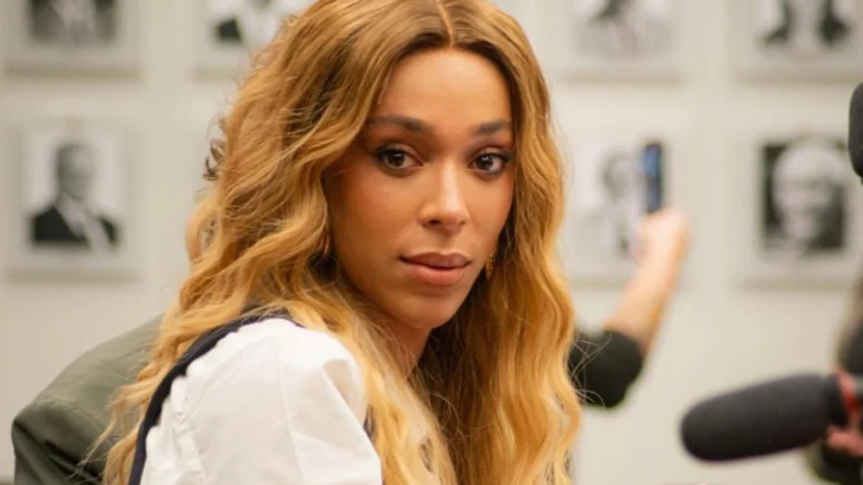 Erika Hilton denuncia Flávio Bolsonaro e Nikolas Ferreira ao MPF por apologia a golpe