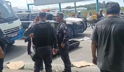 VÍDEO: carro bate em moto e vítimas são arremessadas para debaixo de micro-ônibus em Manaus