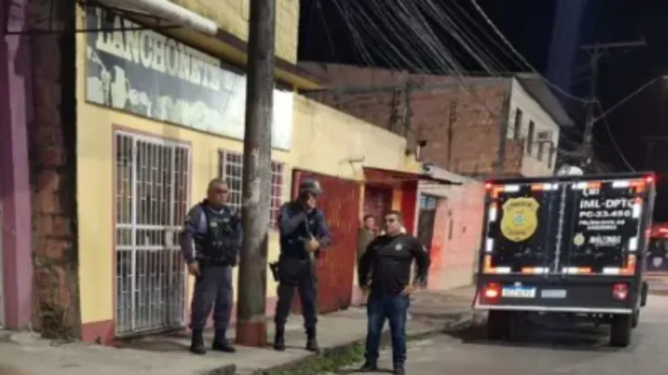 VÍDEO: homem é executado a tiros na frente da esposa e da filha na Zona Norte de Manaus